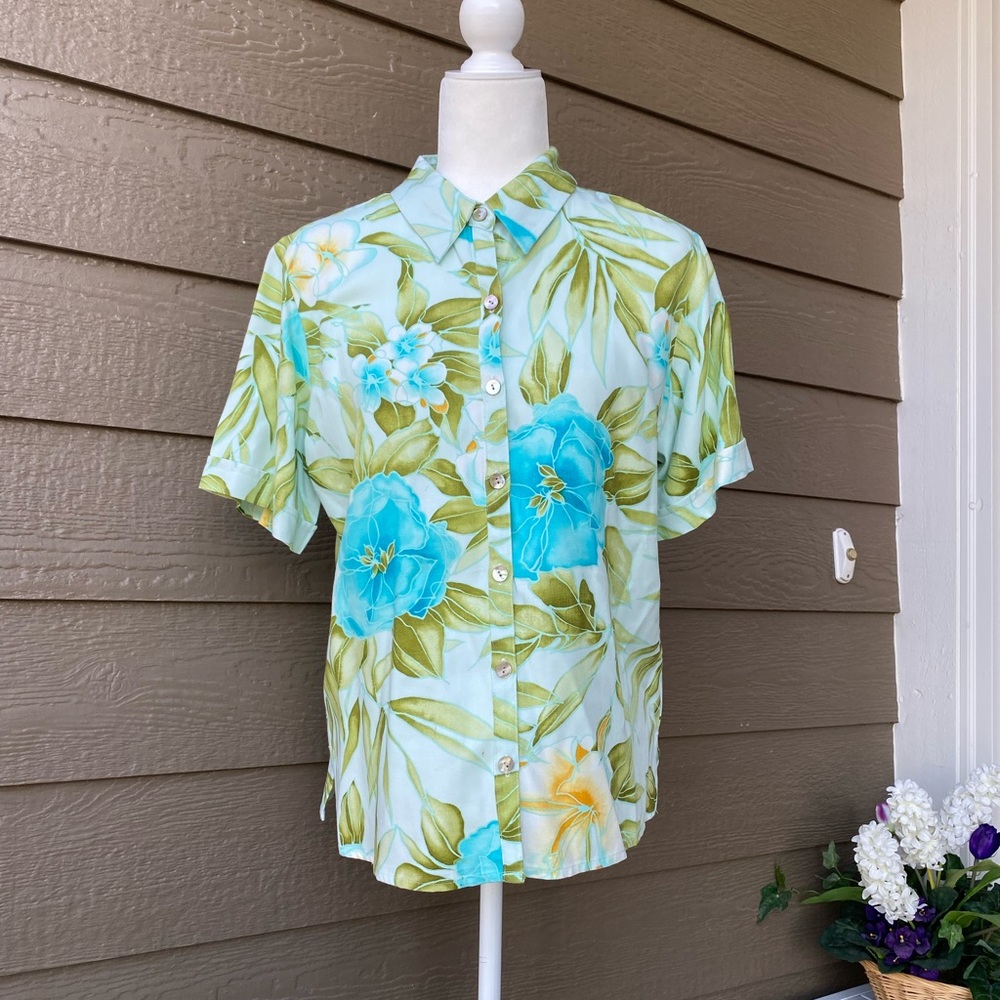 Sunset cove
FLORAL TROPICAL 🏝 HAWAIIAN SHIRT- M